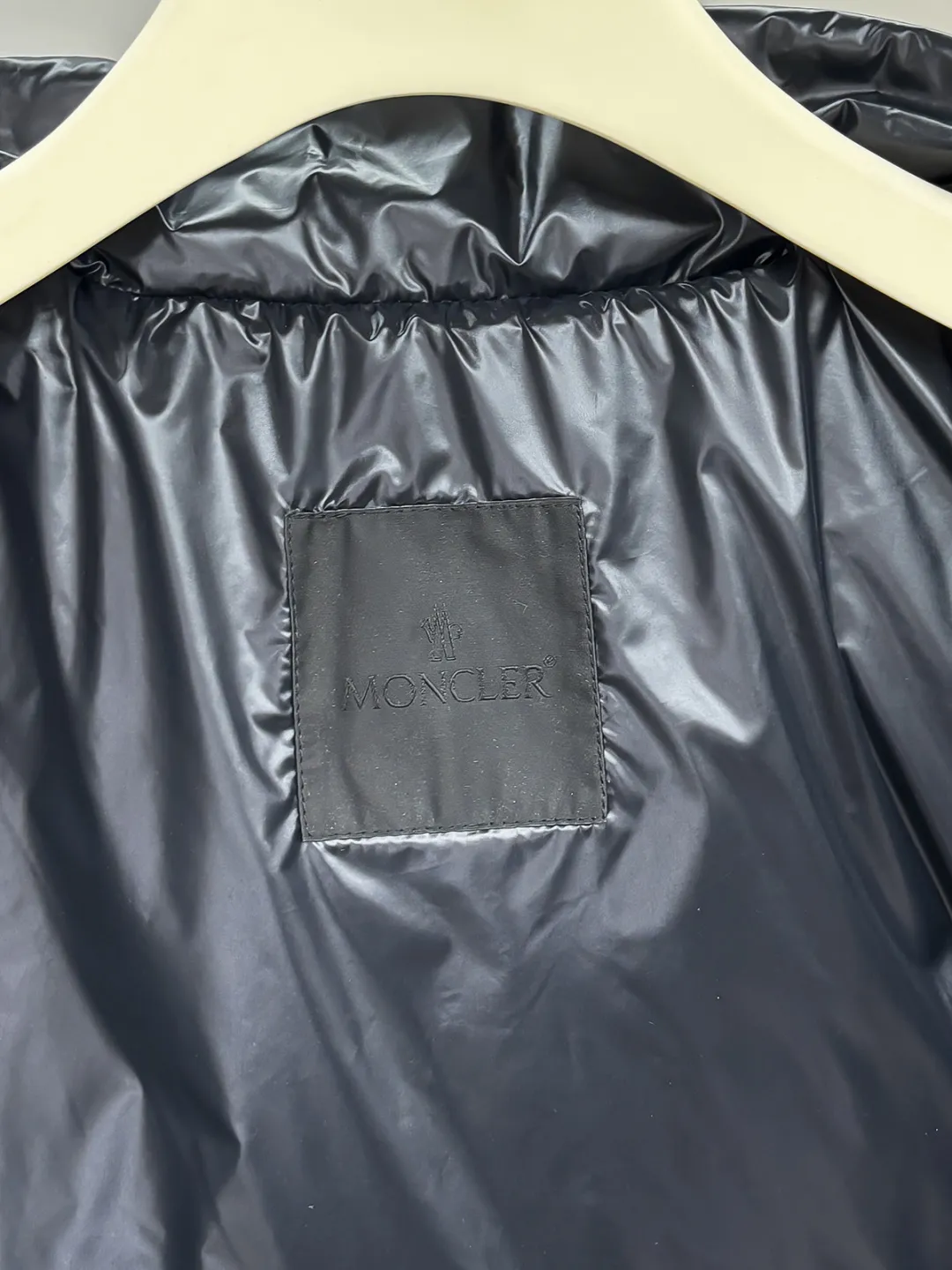 MON 26 Levitha 。 Premium 。 Super Laqué ， 。 ， ， —— ， 。 ， Classic 。 ， Moncler Maya ， Classic ， ， 。 ， 、 ， 。 。 ， Luxury ， ， Premium 。 25061Size ： 0 : 50cm- 112cm- 61cm- 70 1 : 51cm- 116cm- 62cm- 71 2 : 52cm- 120cm- 63cm- 72 3 : 53cm- 124cm- 65cm- 73 4 : 54cm- 128cm- 67cm- 74 5 : 55cm- 132cm- 69cm- 75 Size ：（ 0 ） 174-140 ， 2 ！ 130 1 ，130-145 2 ，145-160 3 ，160-175 4 ，175-190 5 ！